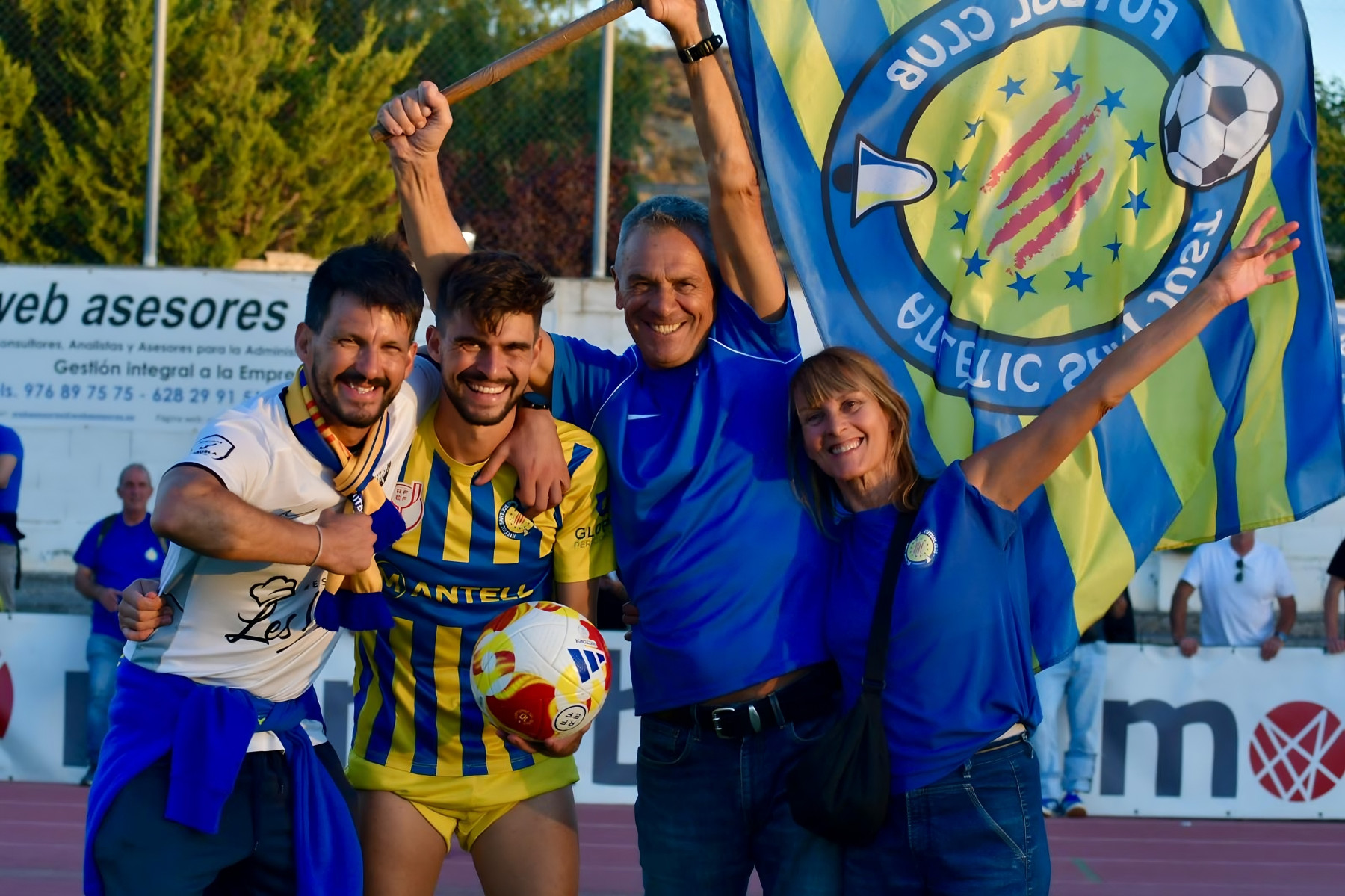 José Antonio González Bartrin celebrant una gesta esportiva l’Atlètic Sant Just FC amb la seva dona Ioia i els seus fills Alexis i Jan