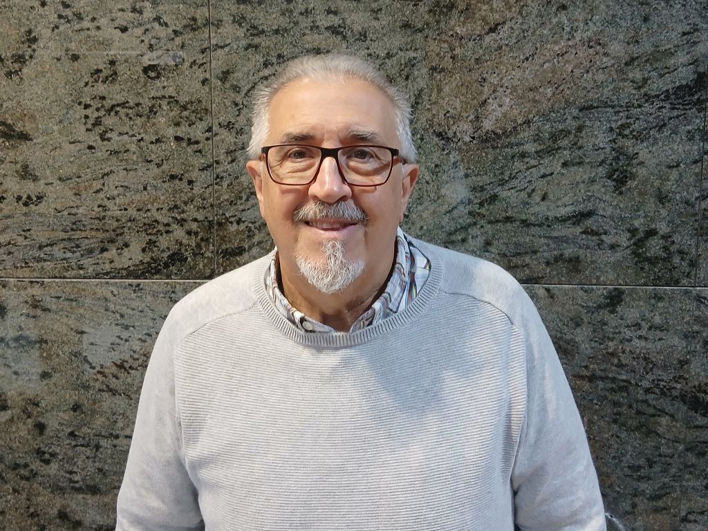 Juan Antonio Gallardo Ocaña després de gairebé quatre dècades ensenyant biologia al col·legi Santo Ángel de Gavà, es va jubilar el 2021, però lluny de desvincular-se’n, continua anant al mateix centre com a voluntari