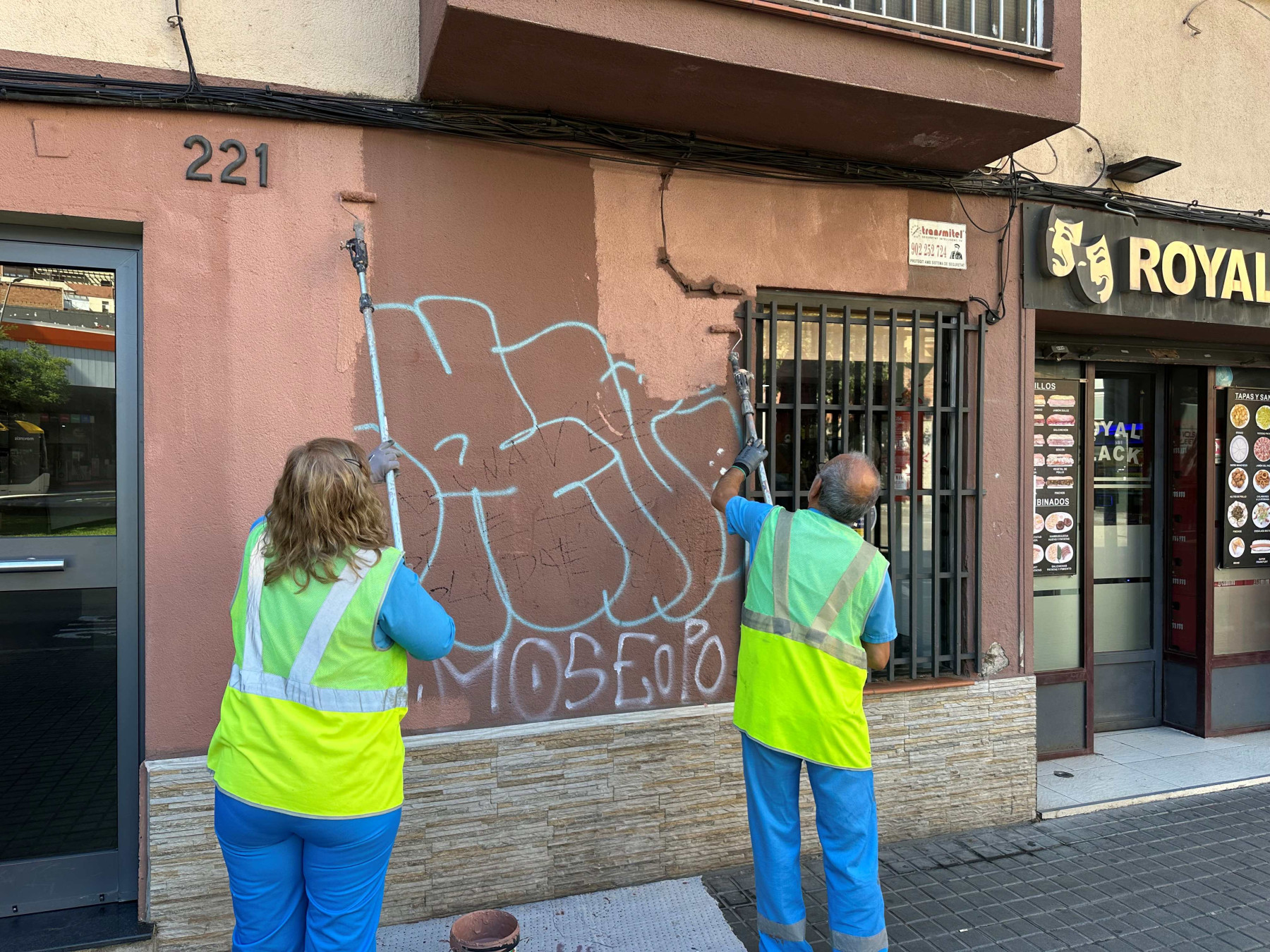 Img L’Hospitalet accelera el canvi en la neteja de la ciutat amb més mitjans contra les pintades i els rosegadors