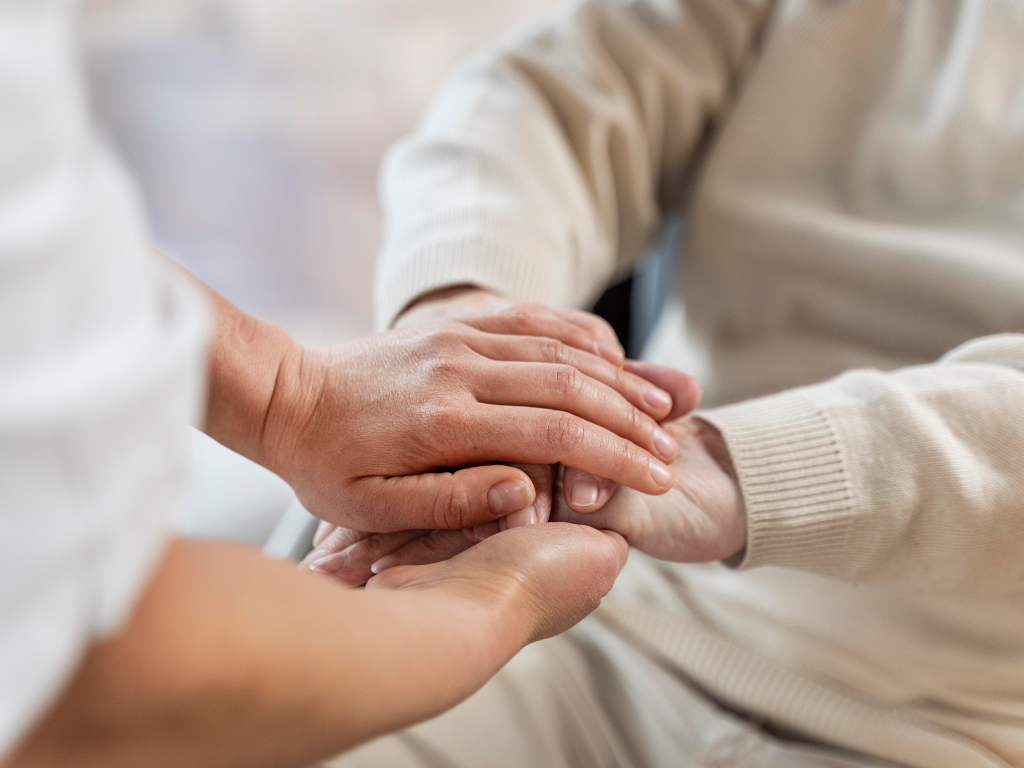 Hi ha 2.257.157 persones que tenen necessitats de cures a Catalunya, que suposen el 29% de la població; el 49% són infants, el 30% població adulta i el 18% població de 75 anys i més (Ivàlua, 2024)