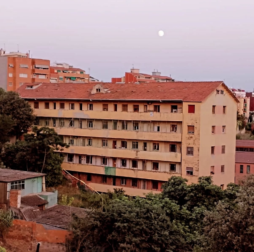 Img Seis familias de Esplugues todavía esperan regresar a su municipio; “El Barco”, dos años después