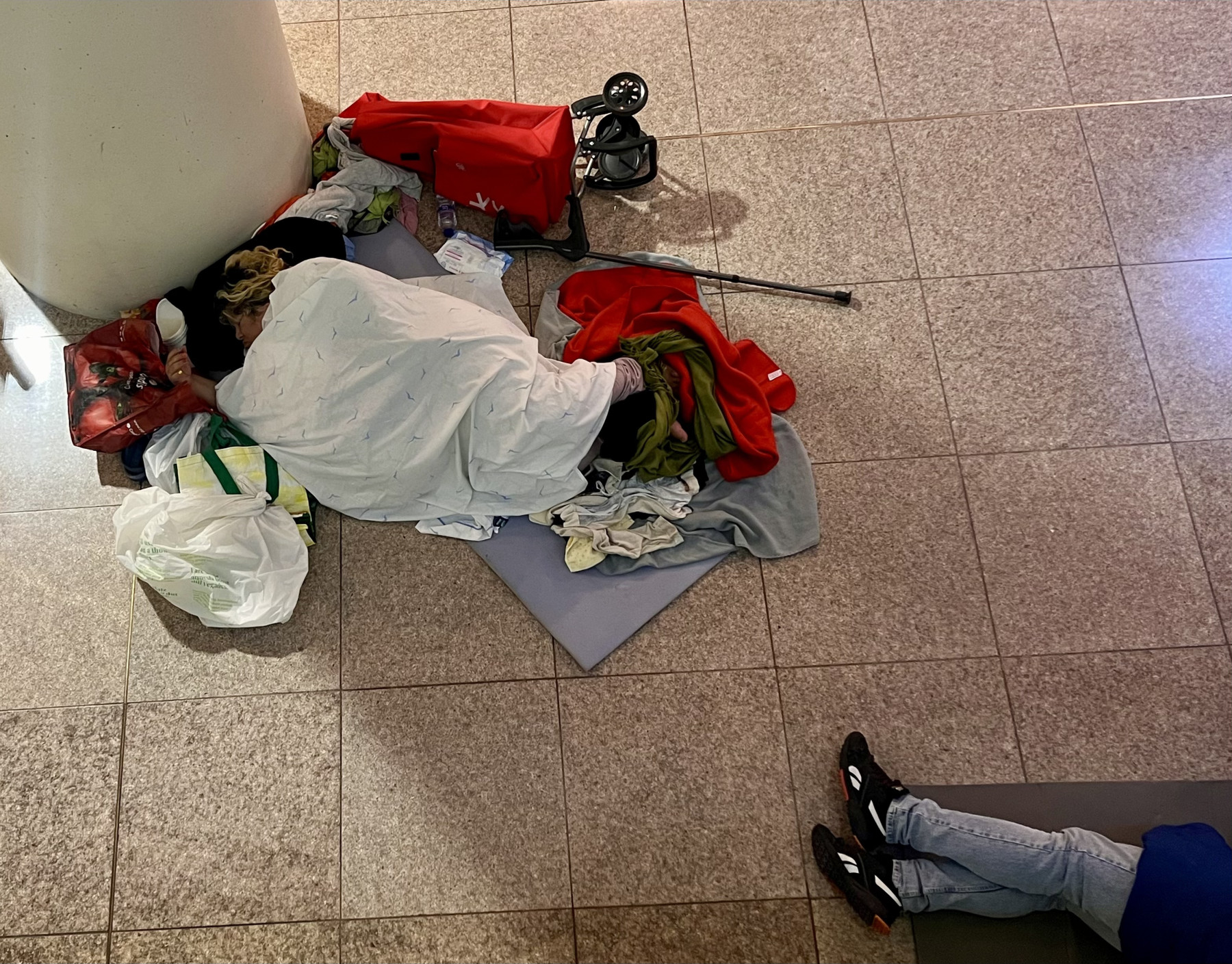 Una nit a l'aeroport d’El Prat: quan un espai de trànsit es converteix en refugi dels oblidats